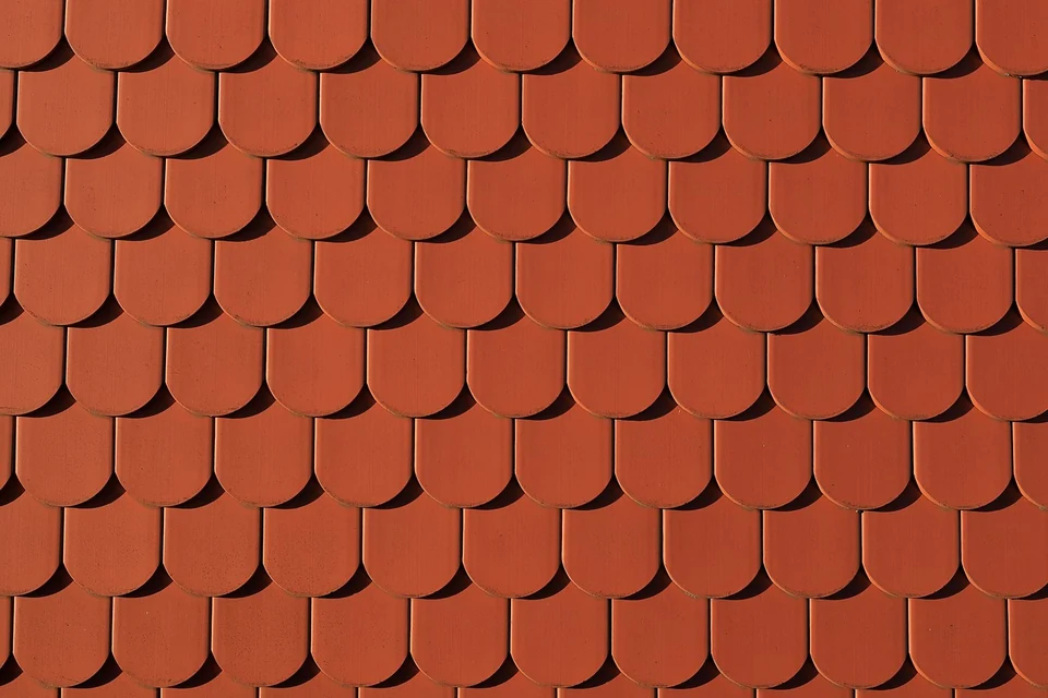 Tuiles plates en écaille d’un rouge uniforme
